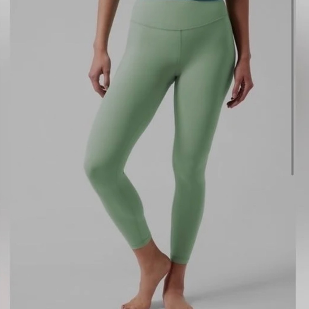 NWT Athleta Transcend 7/8 tights size Medium